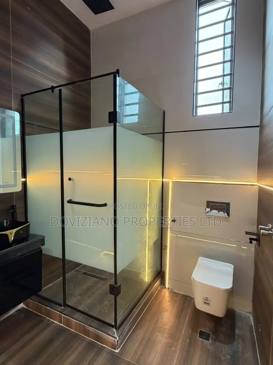 5bdrm Duplex in Chevron for sale