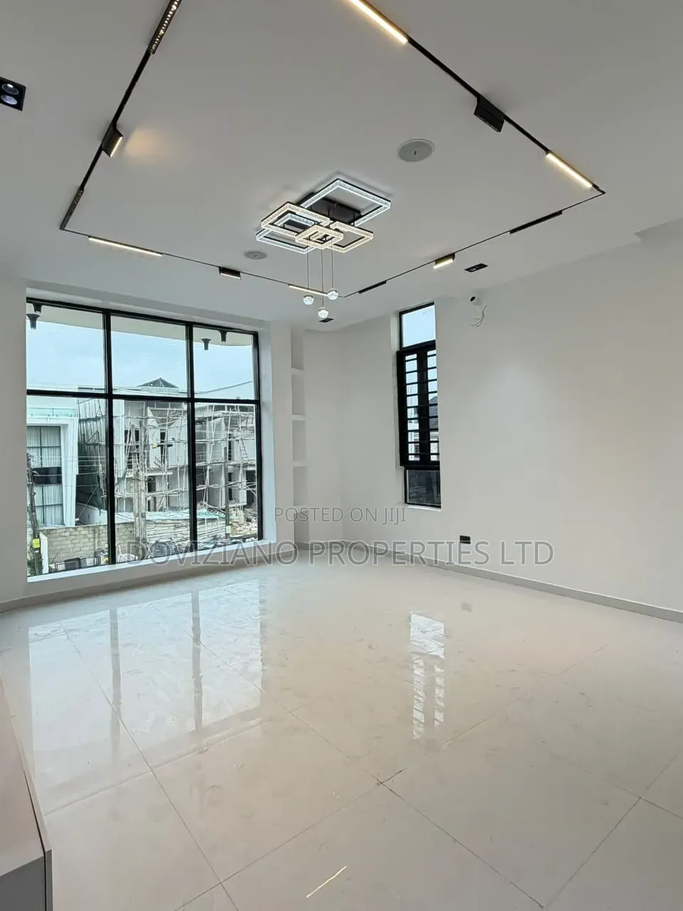 5bdrm Duplex in Chevron for sale