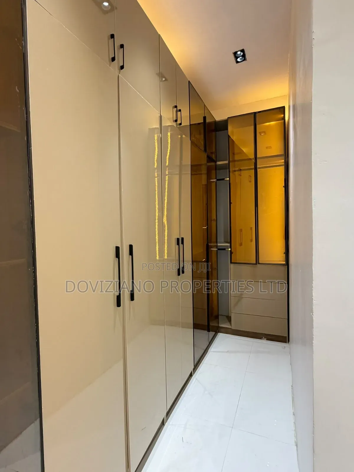 5bdrm Duplex in Chevron for sale
