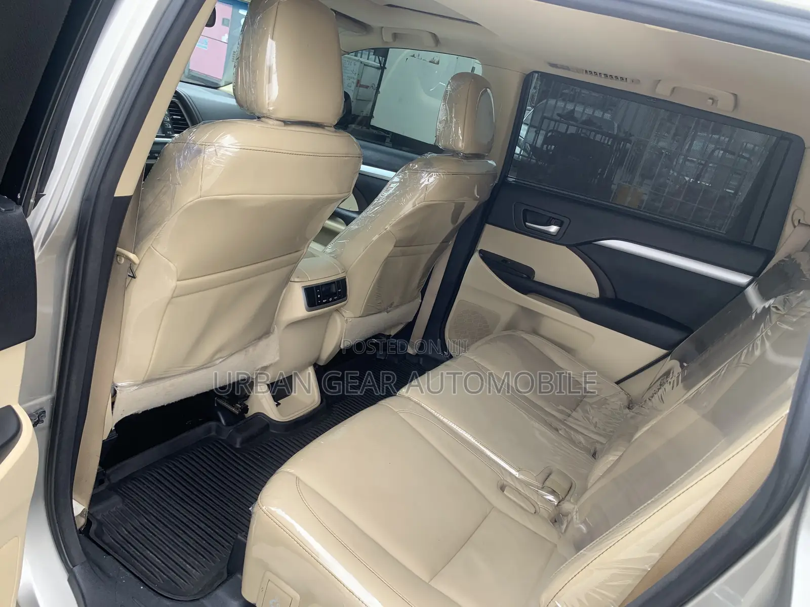 Toyota Highlander XLE 4x4 V6 (3.5L 6cyl 8A) 2017 Gold