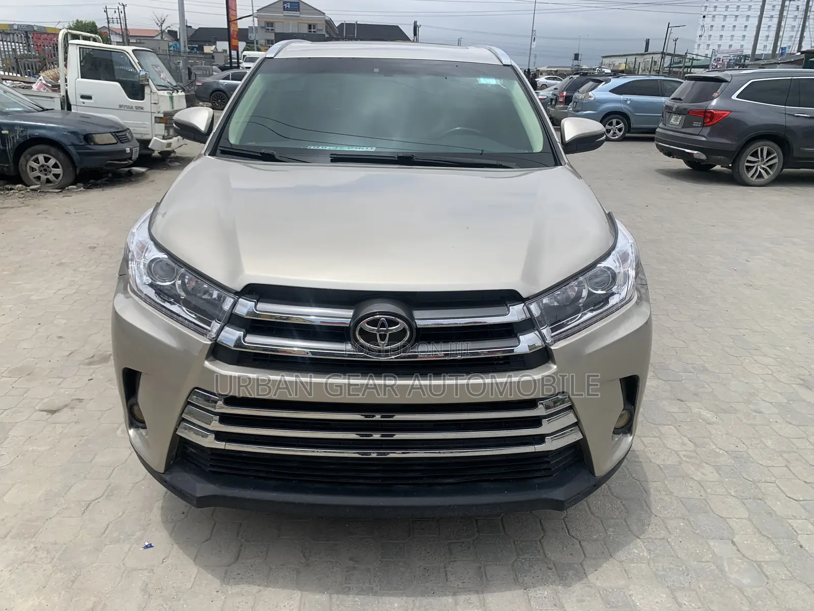 Toyota Highlander XLE 4x4 V6 (3.5L 6cyl 8A) 2017 Gold