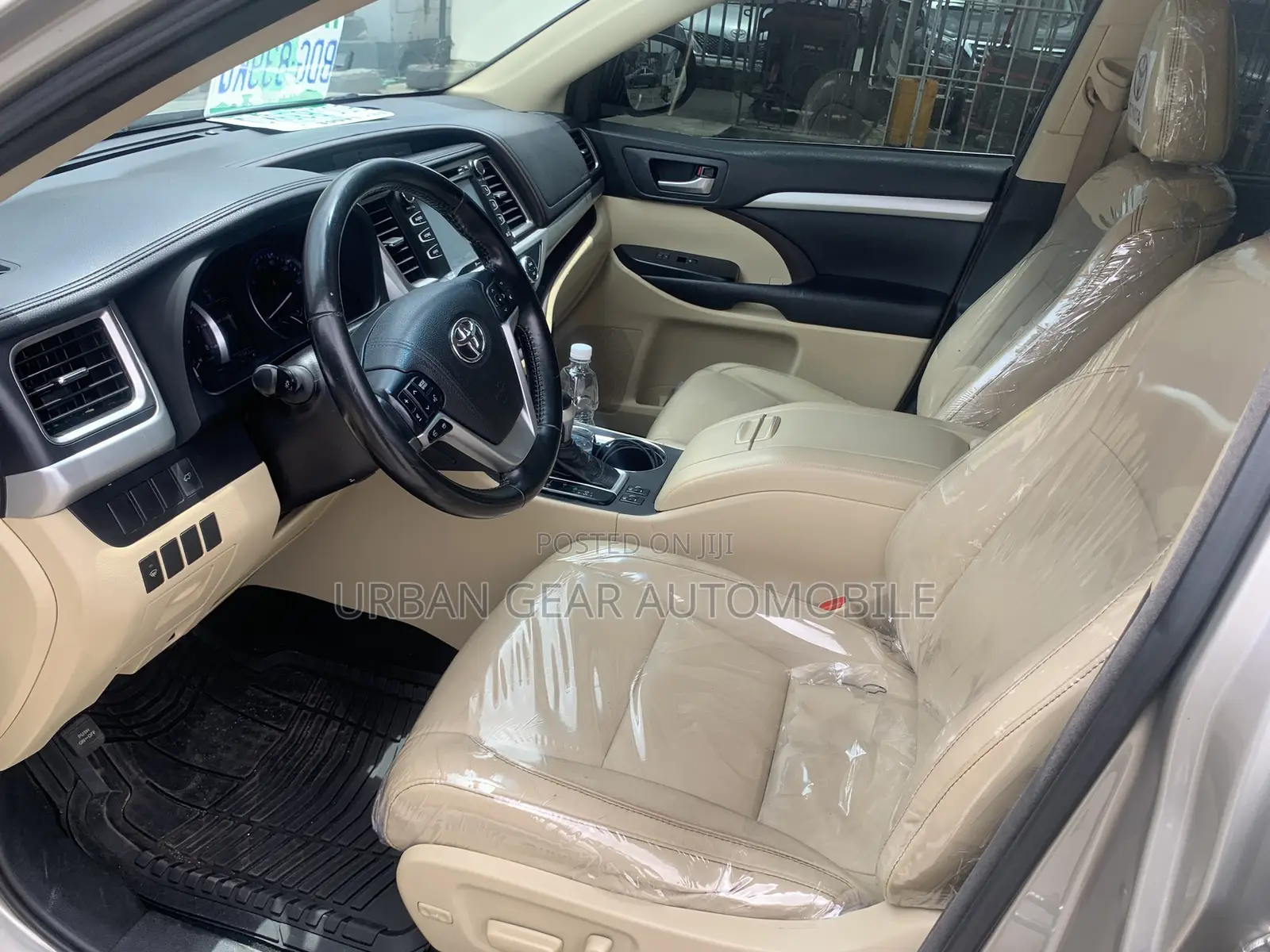 Toyota Highlander XLE 4x4 V6 (3.5L 6cyl 8A) 2017 Gold