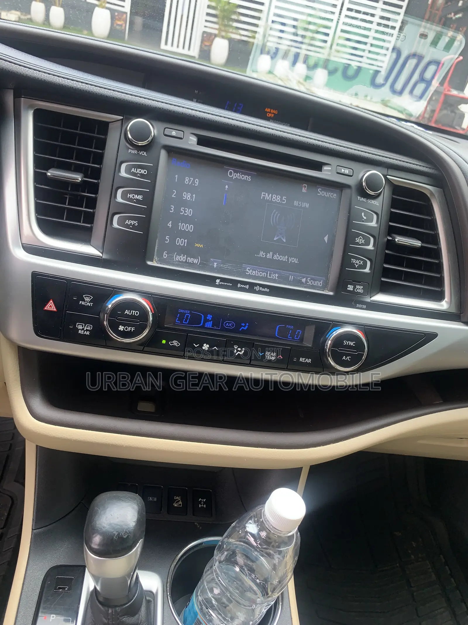 Toyota Highlander XLE 4x4 V6 (3.5L 6cyl 8A) 2017 Gold
