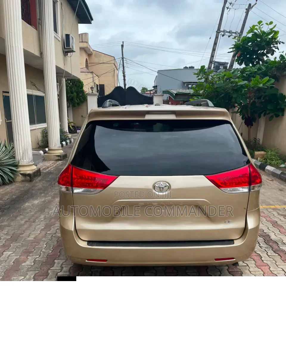 Toyota Sienna 2011 Gold