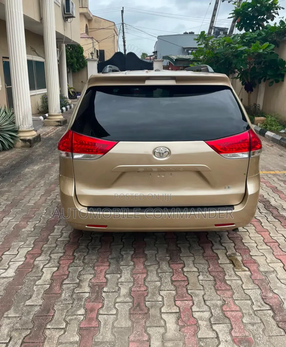Toyota Sienna 2011 Gold