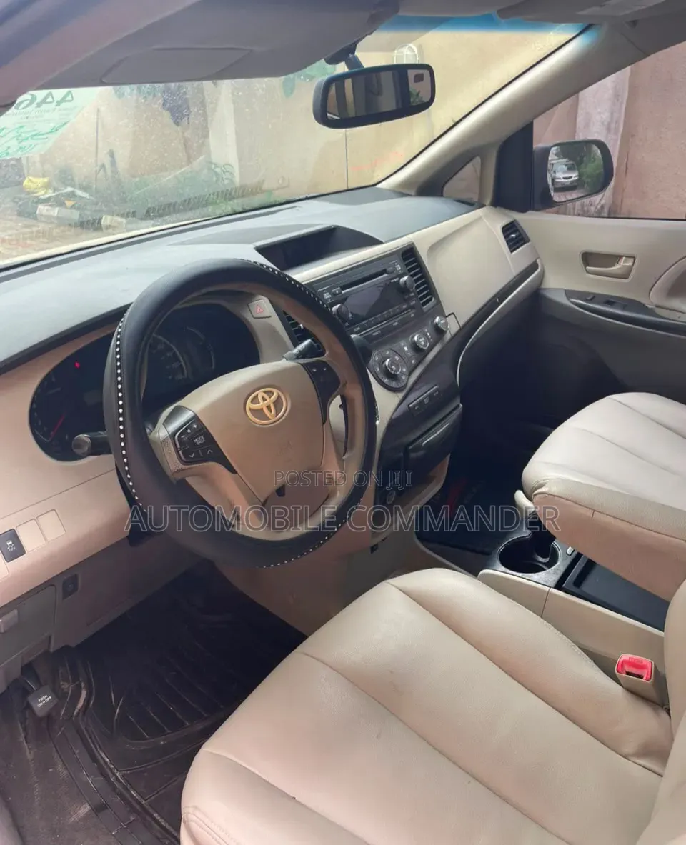 Toyota Sienna 2011 Gold