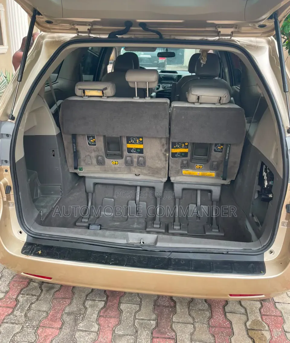 Toyota Sienna 2011 Gold