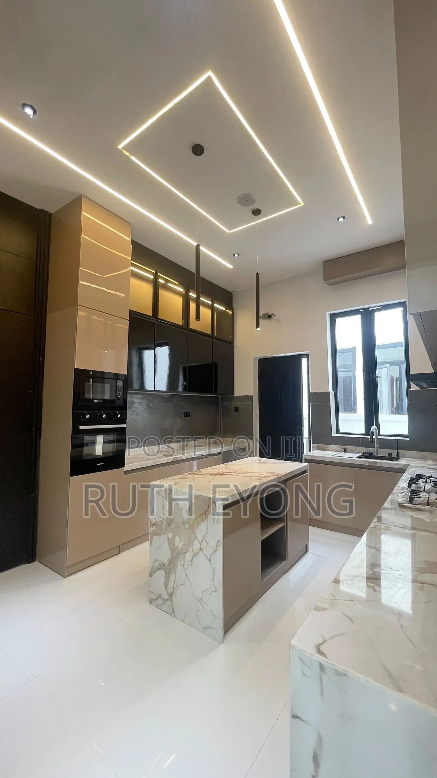 4bdrm Duplex in Captains Court , Ado / Ajah for sale