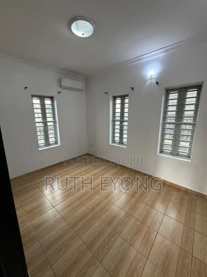 1bdrm Apartment in Alpha Beach Road., Lekki Phase 1 for rent