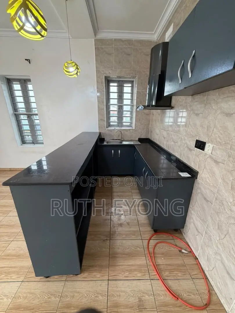 1bdrm Apartment in Alpha Beach Road., Lekki Phase 1 for rent