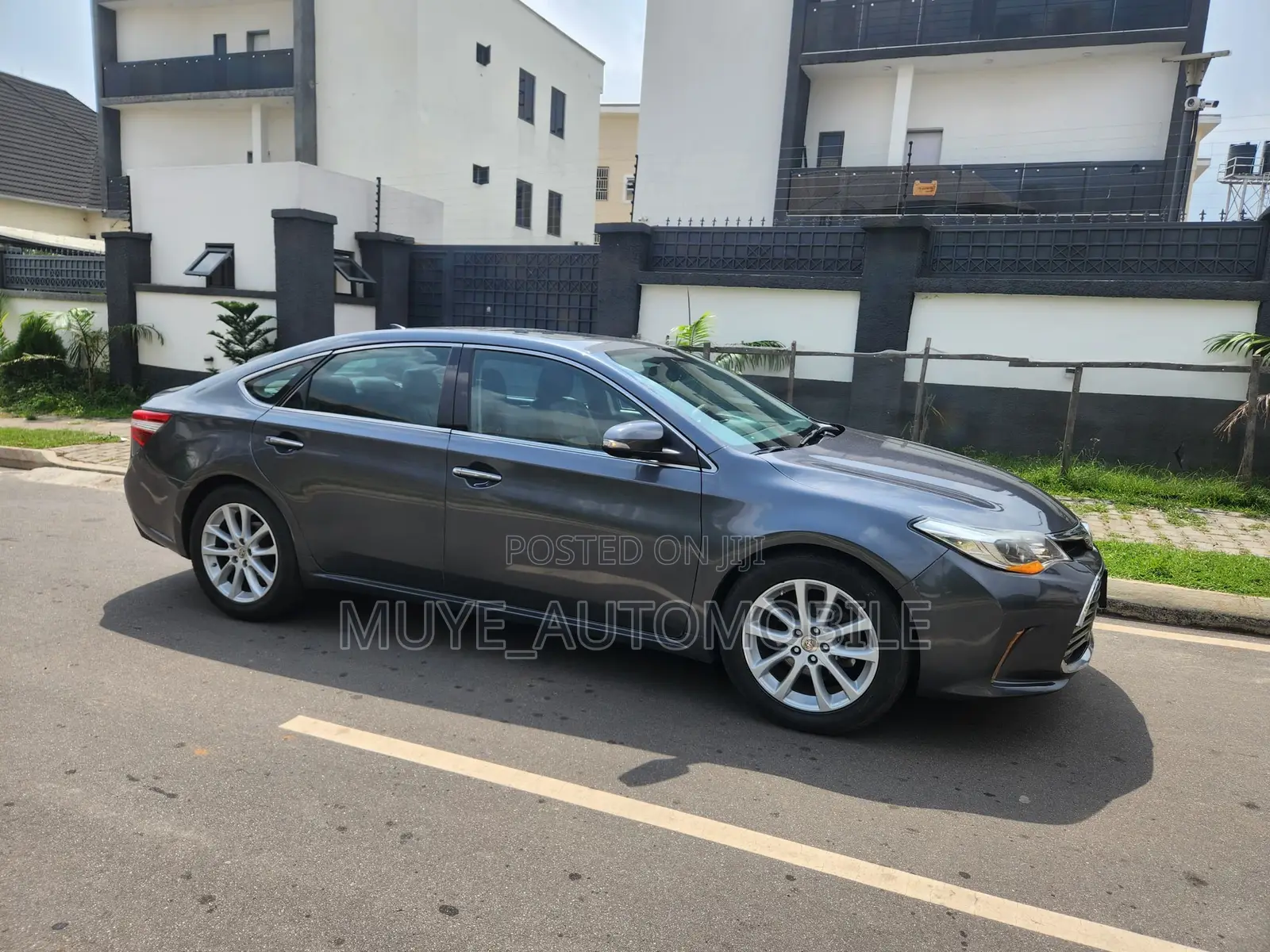 Toyota Avalon Limited Sedan FWD (3.5L 6cyl 6A) 2013 Maroon