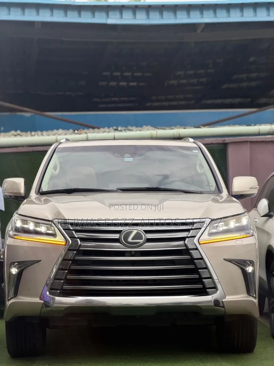 Lexus LX 570 (5 seats) AWD 2017 Gold