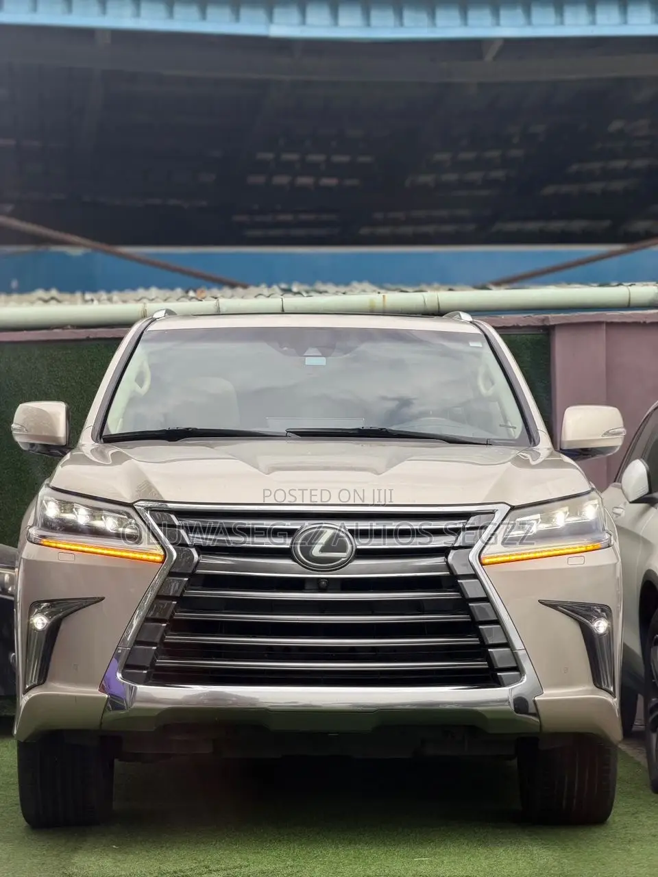 Lexus LX 570 (5 seats) AWD 2017 Gold