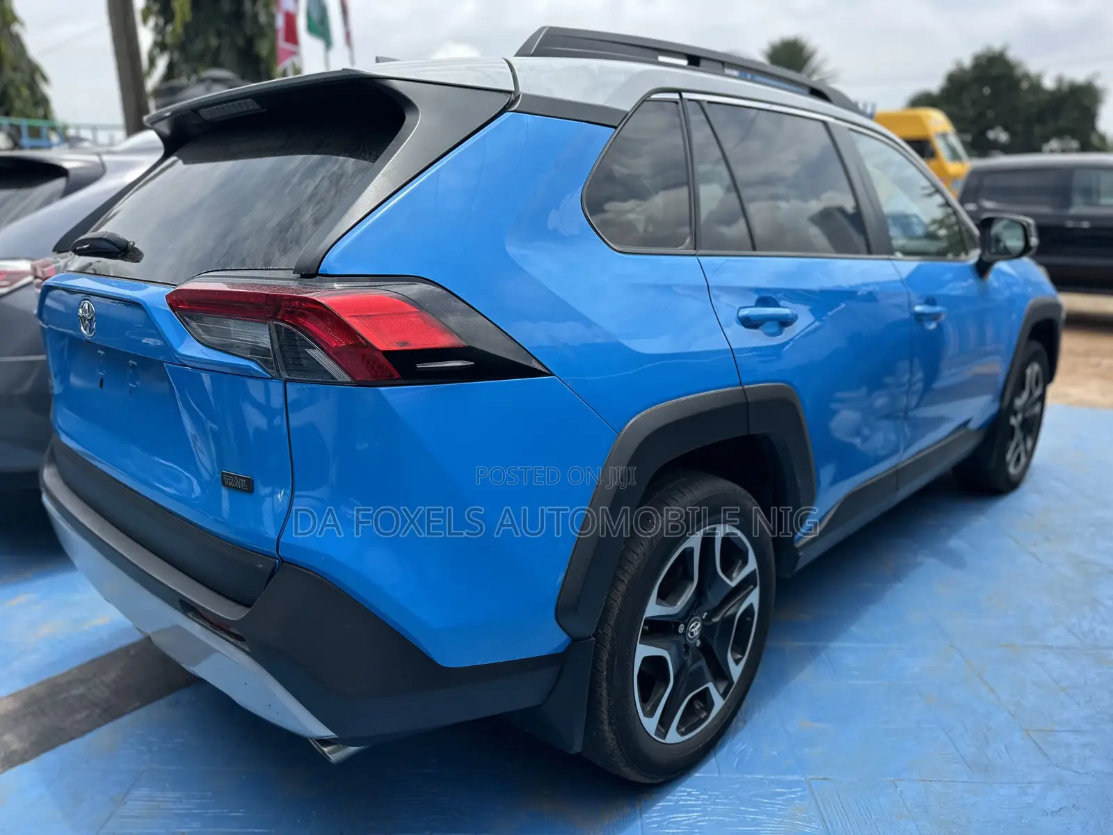 Toyota RAV4 XLE AWD 2019 Blue