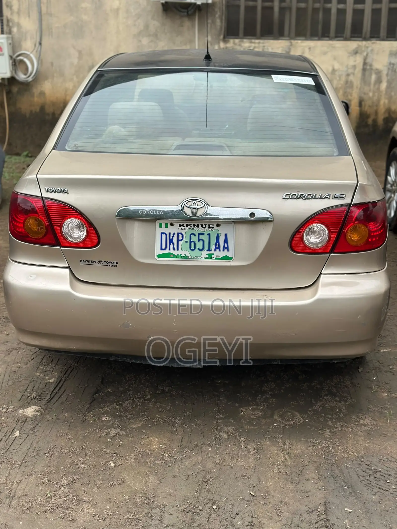 Toyota Corolla LE 2004 Gold
