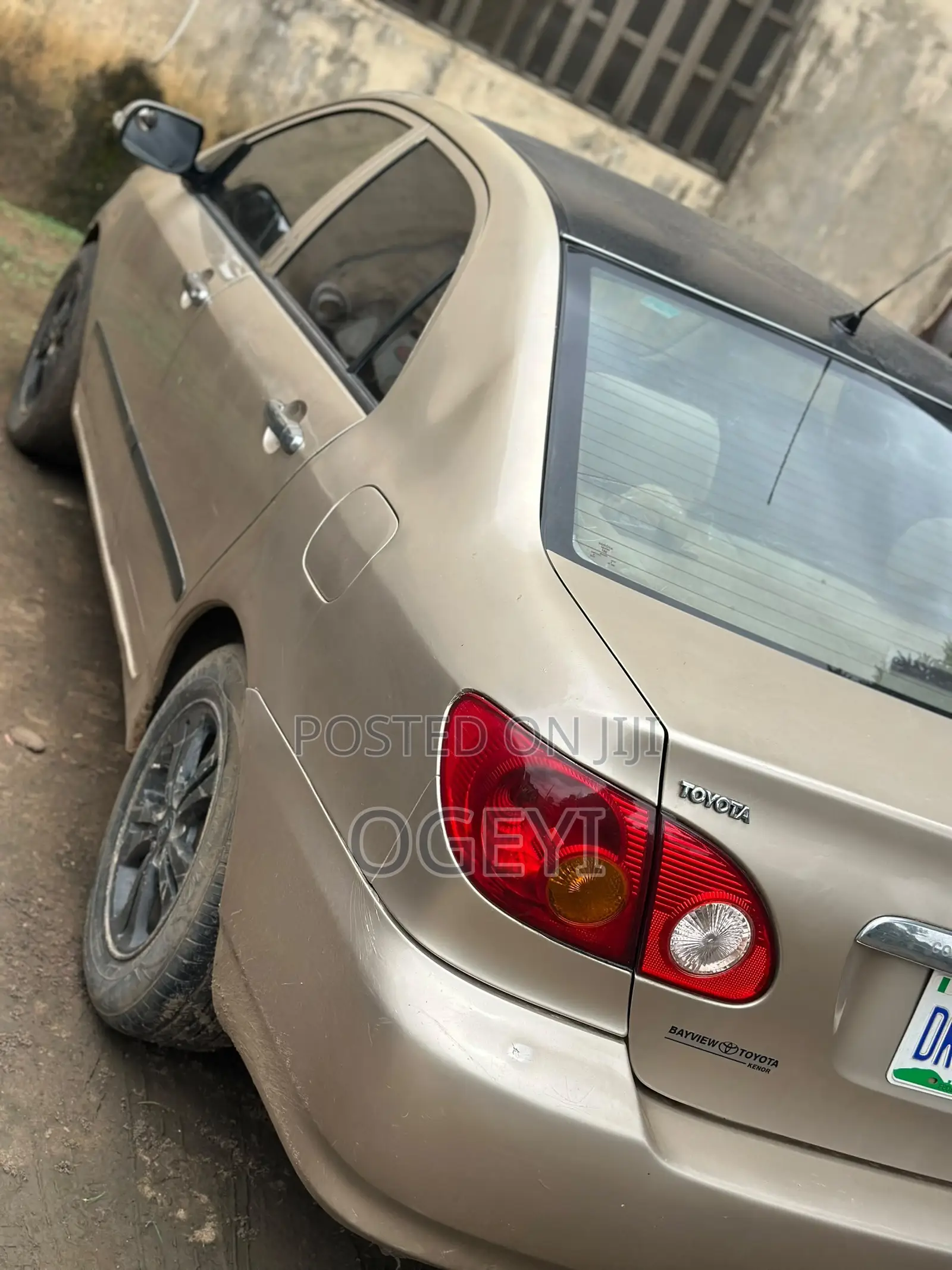 Toyota Corolla LE 2004 Gold