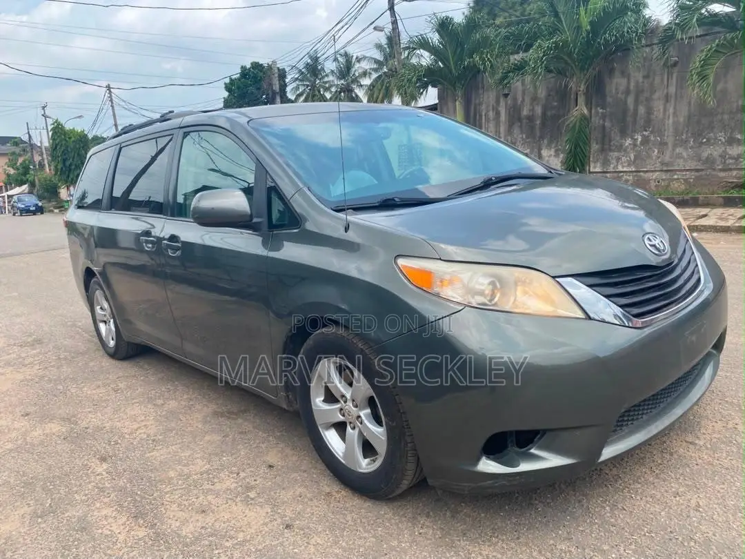 Toyota Sienna SE 8 Passenger 2012 Gray