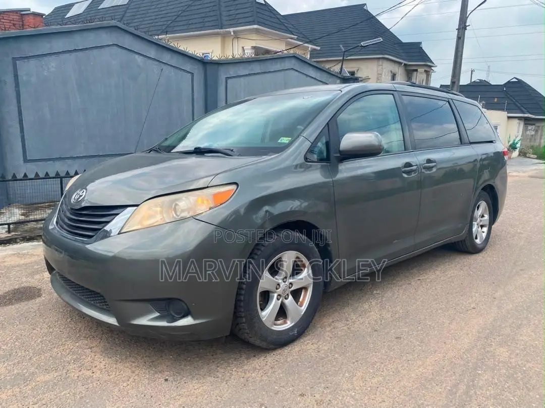 Toyota Sienna SE 8 Passenger 2012 Gray