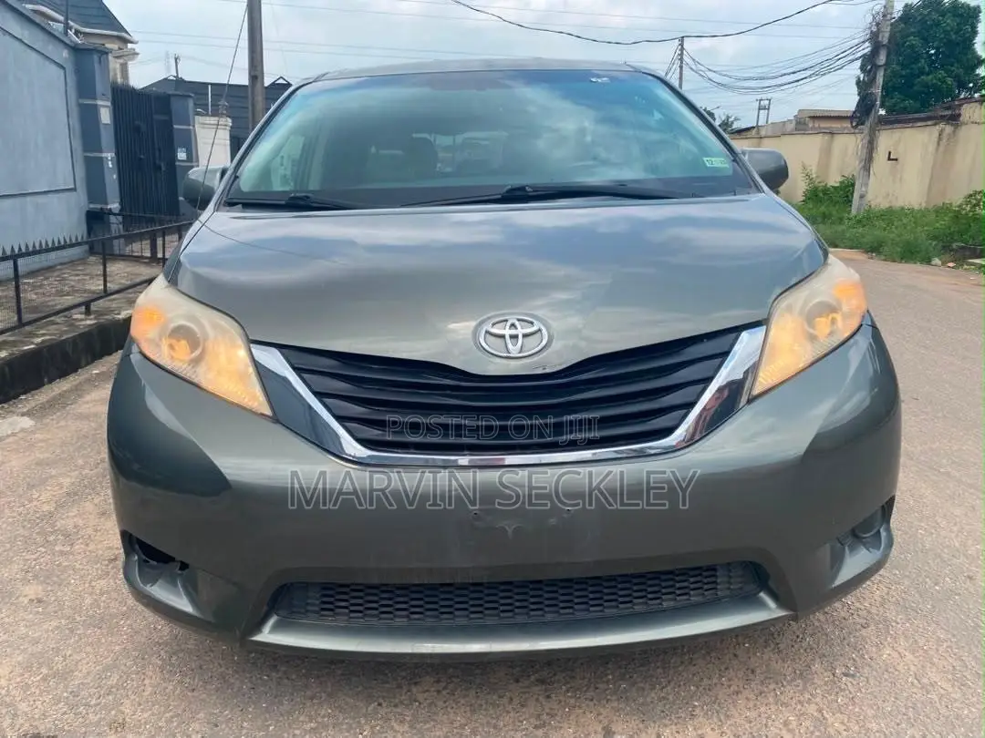 Toyota Sienna SE 8 Passenger 2012 Gray
