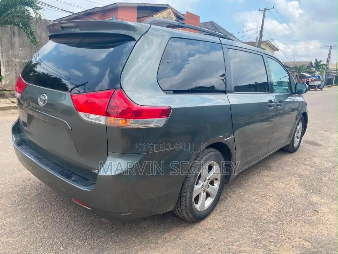 Toyota Sienna SE 8 Passenger 2012 Gray