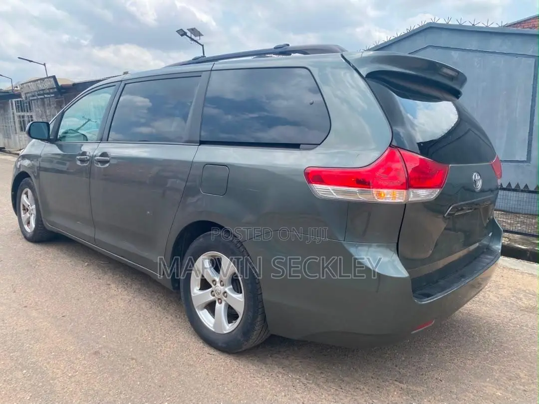Toyota Sienna SE 8 Passenger 2012 Gray
