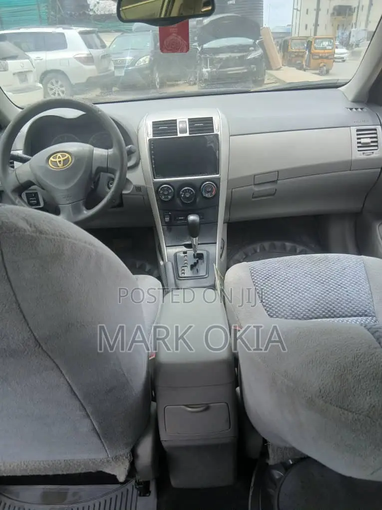 Toyota Corolla 2010 Silver