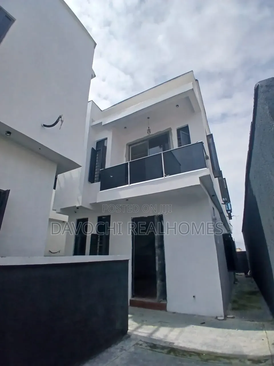 4bdrm Duplex in Chevron for sale