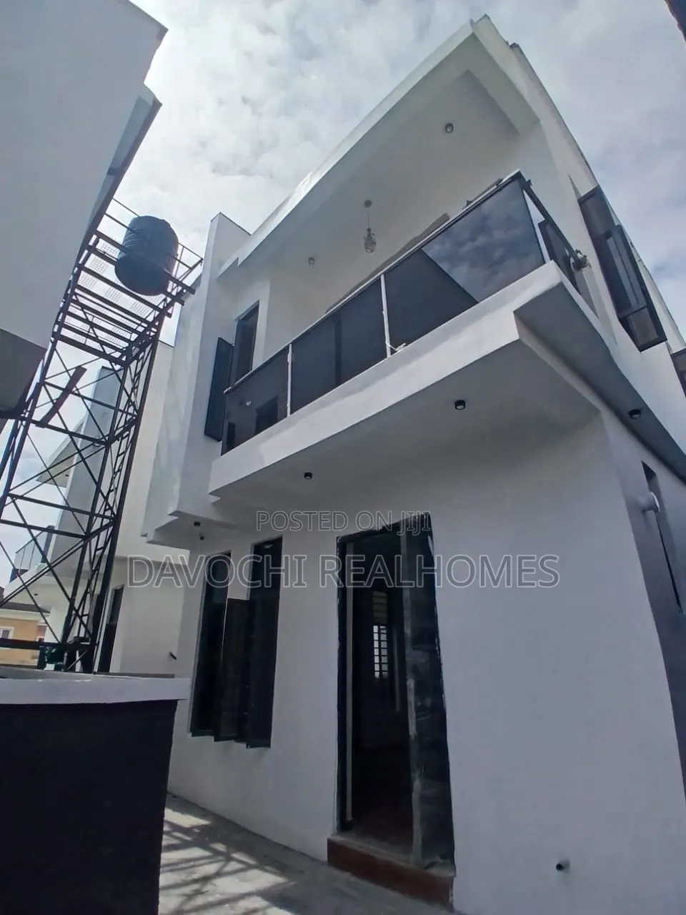 4bdrm Duplex in Chevron for sale