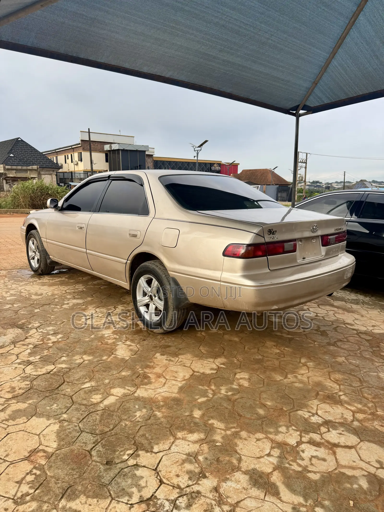 Toyota Camry LE 4dr Sedan (2.2L 4cyl 4A) 2000 Gold