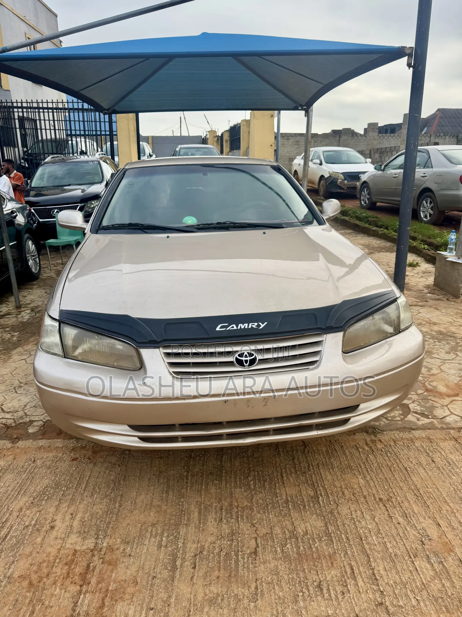 Toyota Camry LE 4dr Sedan (2.2L 4cyl 4A) 2000 Gold