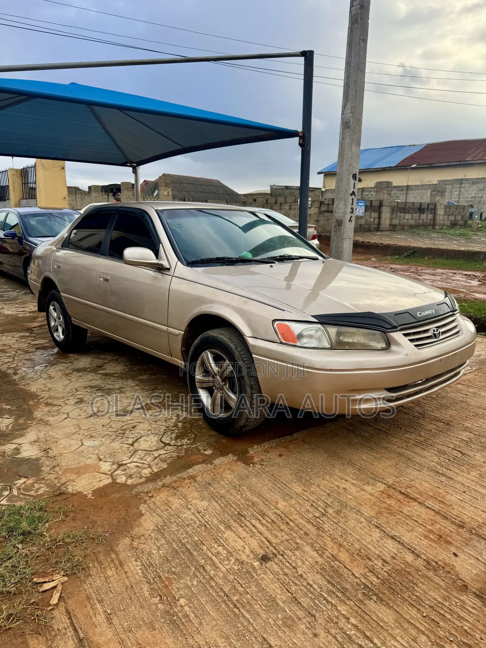 Toyota Camry LE 4dr Sedan (2.2L 4cyl 4A) 2000 Gold