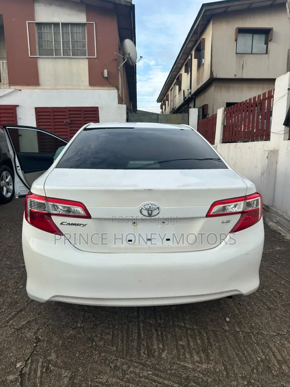 Toyota Camry LE 4dr Sedan (2.5L 4cyl 6A) 2012 White