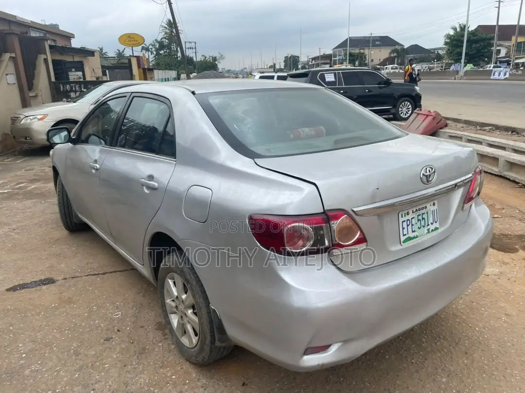 Toyota Corolla LE 4dr Sedan (1.8L 4cyl 4A) 2010 Silver