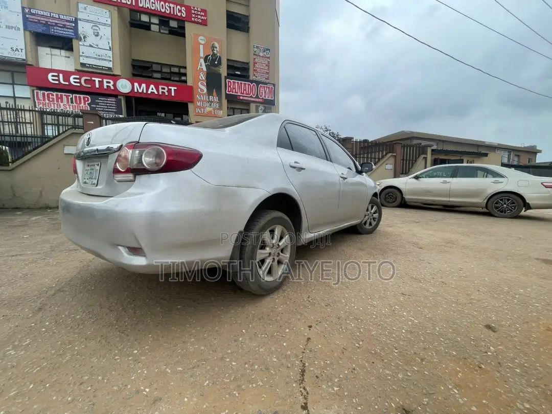 Toyota Corolla LE 4dr Sedan (1.8L 4cyl 4A) 2010 Silver