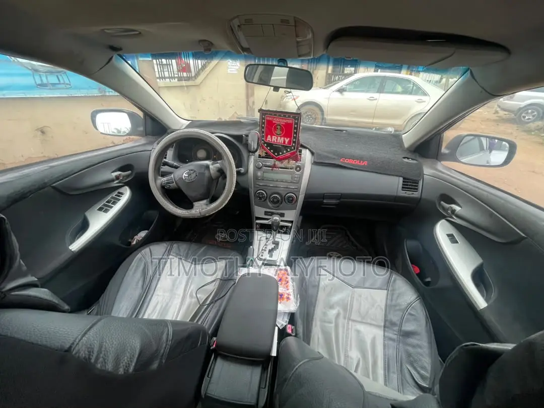 Toyota Corolla LE 4dr Sedan (1.8L 4cyl 4A) 2010 Silver