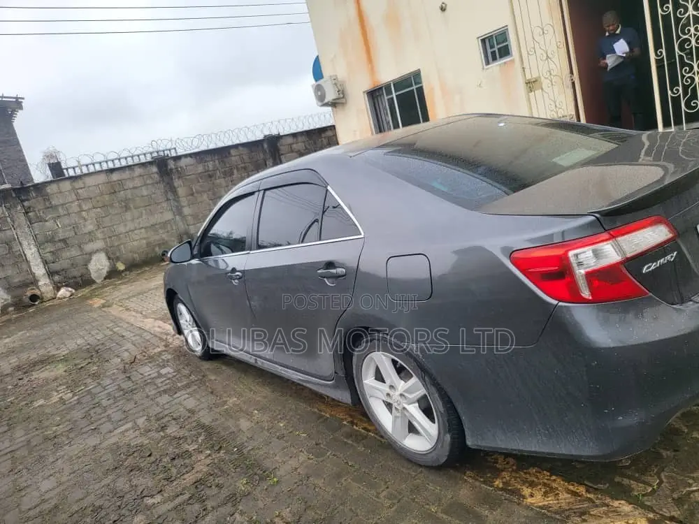 Toyota Camry LE 4dr Sedan (2.5L 4cyl 6A) 2013 Gray