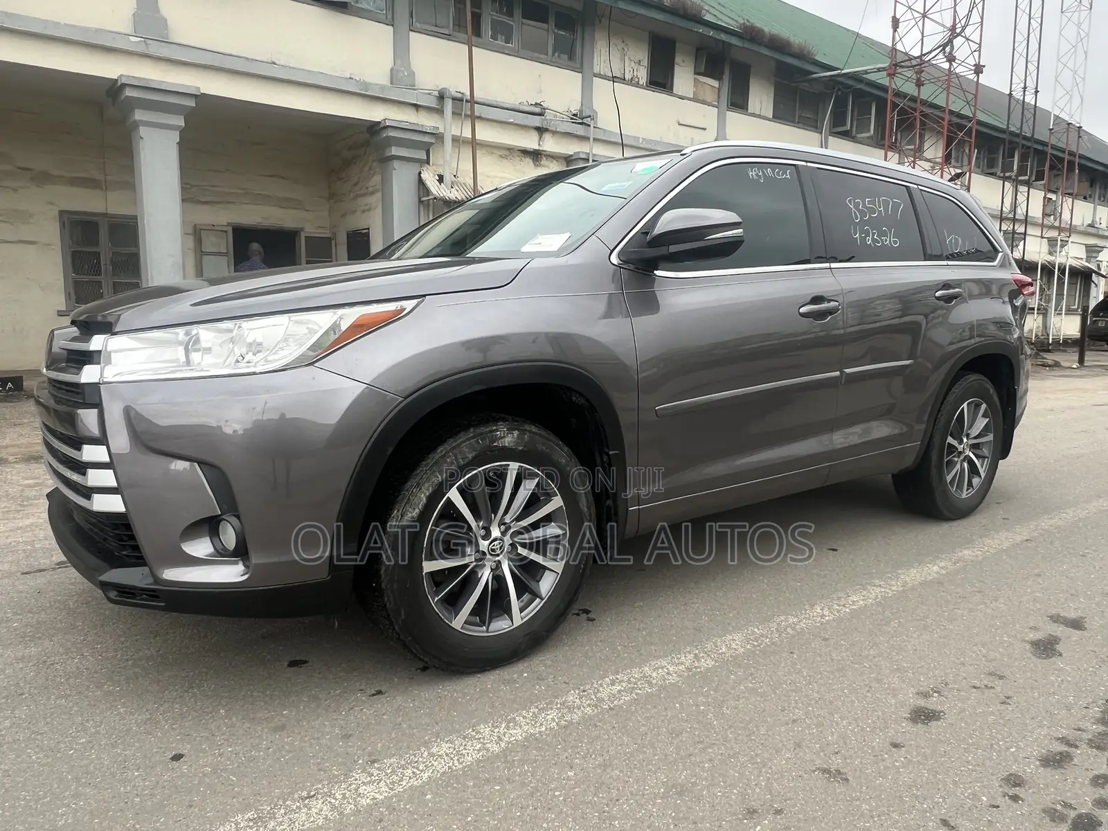 Toyota Highlander XLE 4x4 V6 (3.5L 6cyl 8A) 2018 Gray