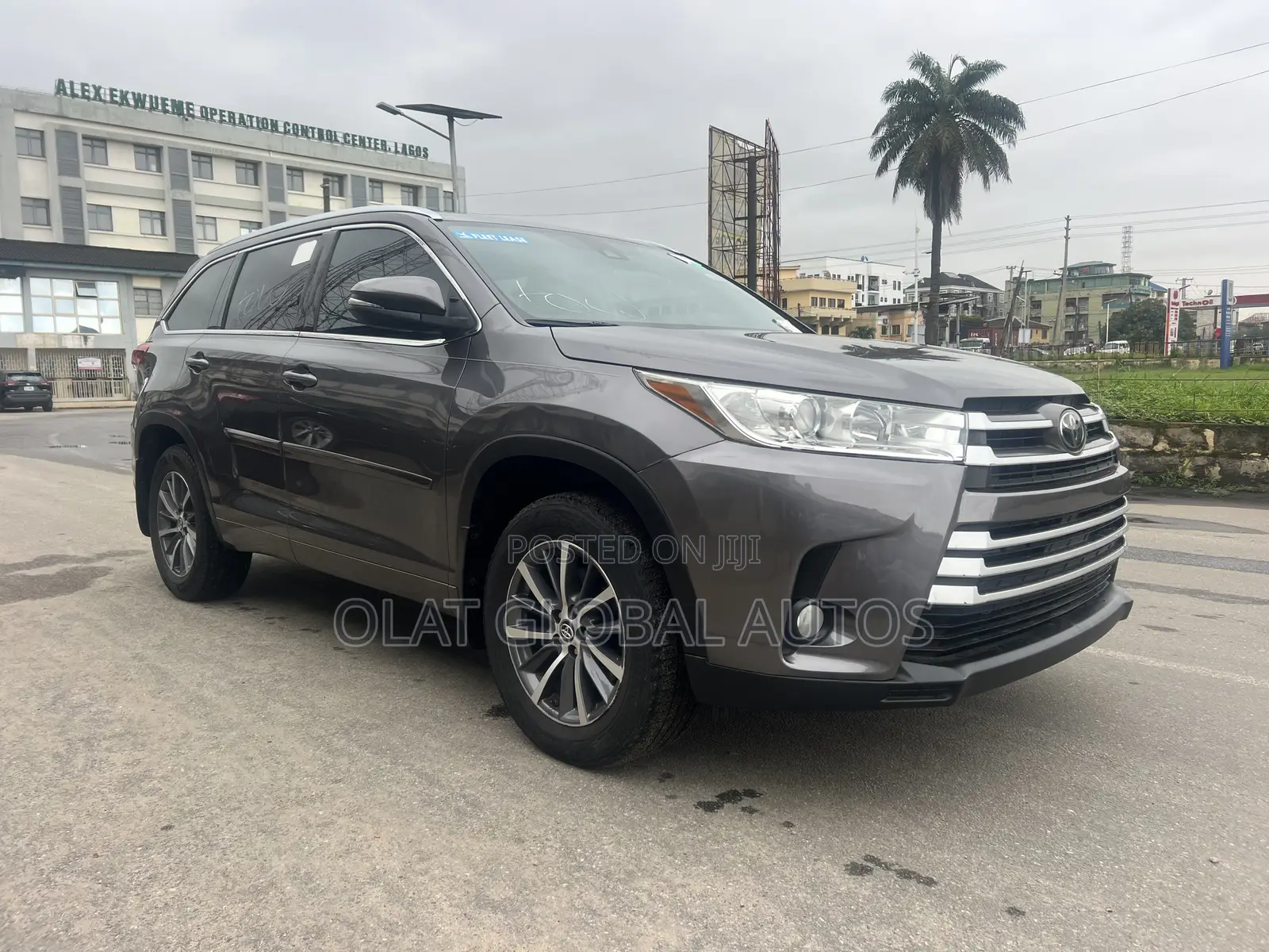 Toyota Highlander XLE 4x4 V6 (3.5L 6cyl 8A) 2018 Gray