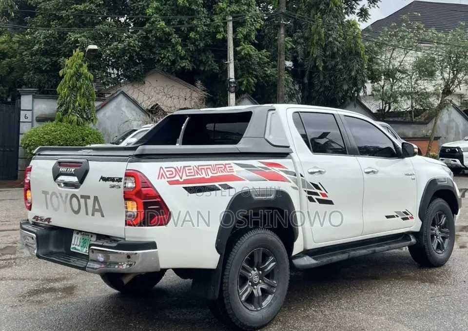 Toyota Hilux 2021 White