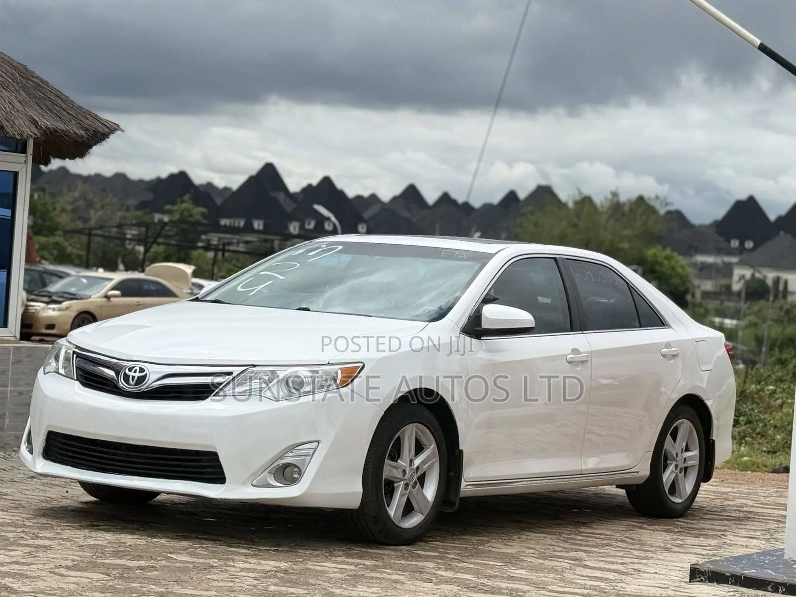 Toyota Camry XLE 4dr Sedan (2.5L 4cyl 6A) 2013 White