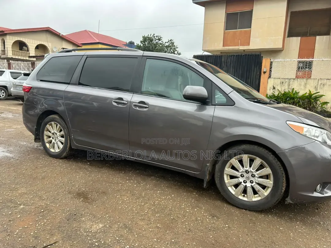 Toyota Sienna LE 7 Passenger (3.5L 6cyl 6A) 2016 Gray