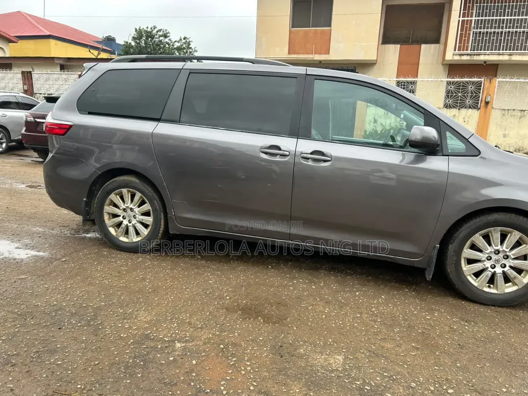 Toyota Sienna LE 7 Passenger (3.5L 6cyl 6A) 2016 Gray