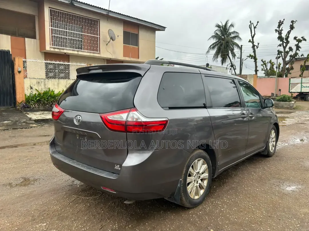 Toyota Sienna LE 7 Passenger (3.5L 6cyl 6A) 2016 Gray