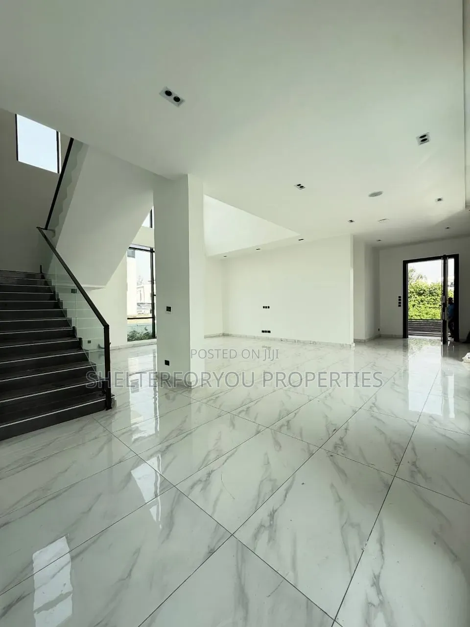 5bdrm Duplex in Ikota for sale