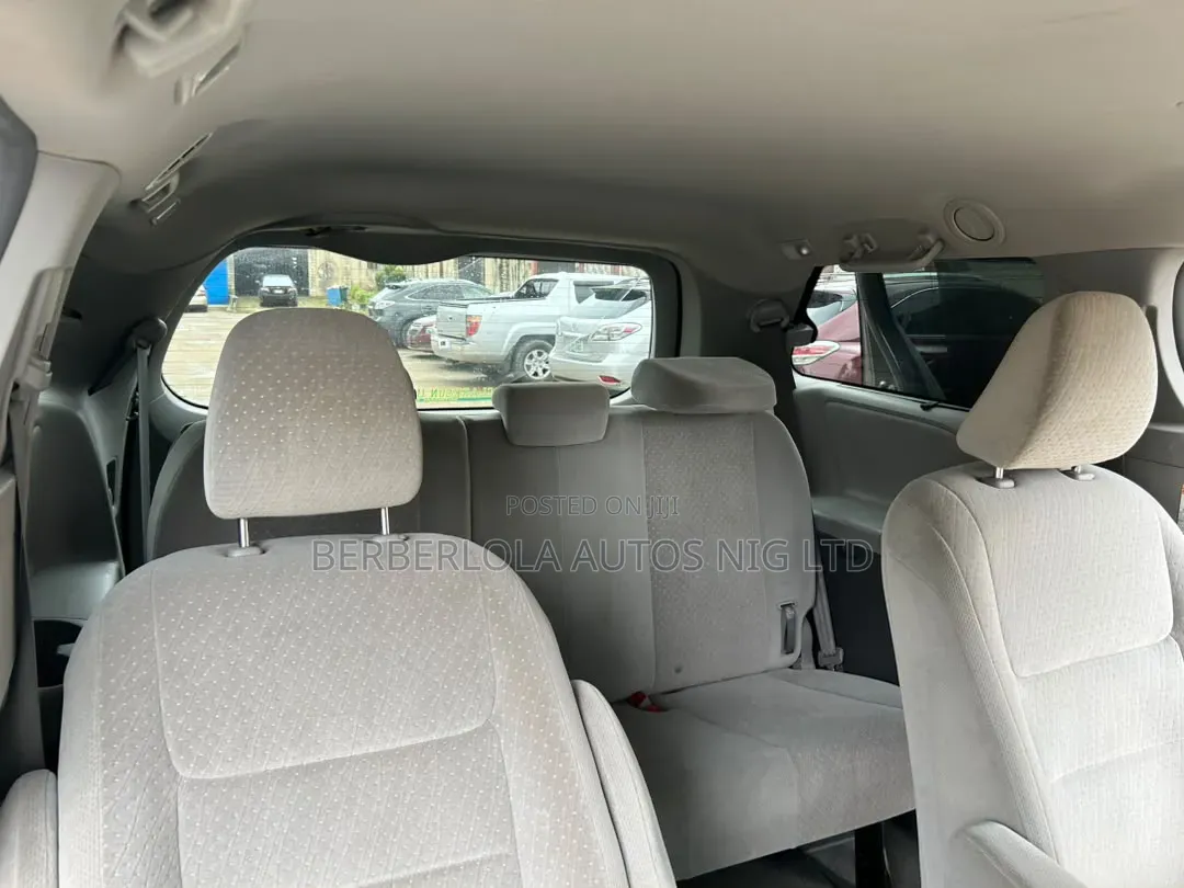 Toyota Sienna LE 7 Passenger (3.5L 6cyl 6A) 2016 Gray
