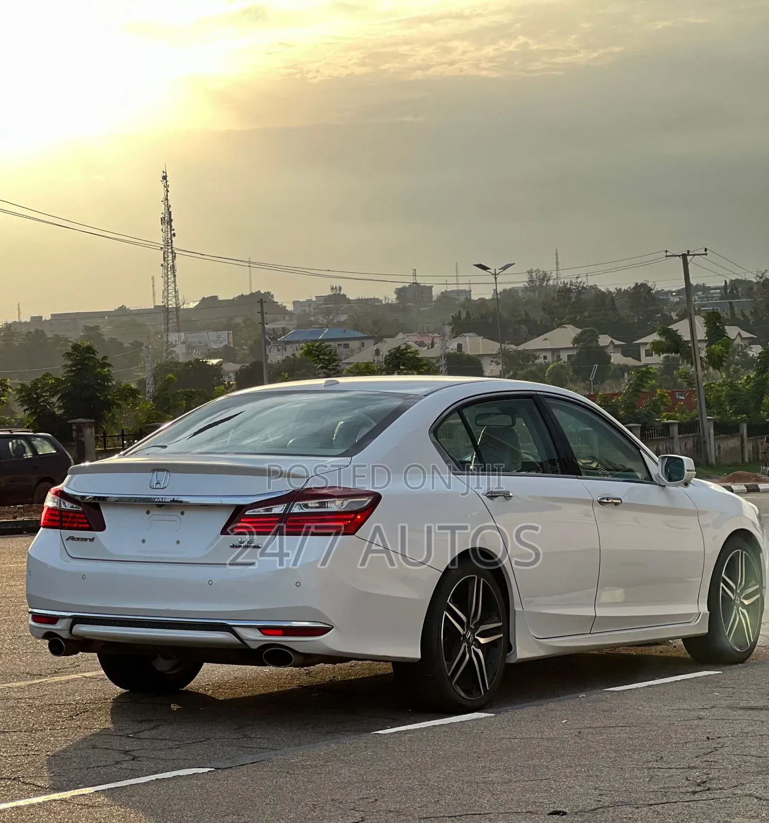 Honda Accord Touring 4dr Sedan FWD (3.5L 6cyl 6A) 2016 White