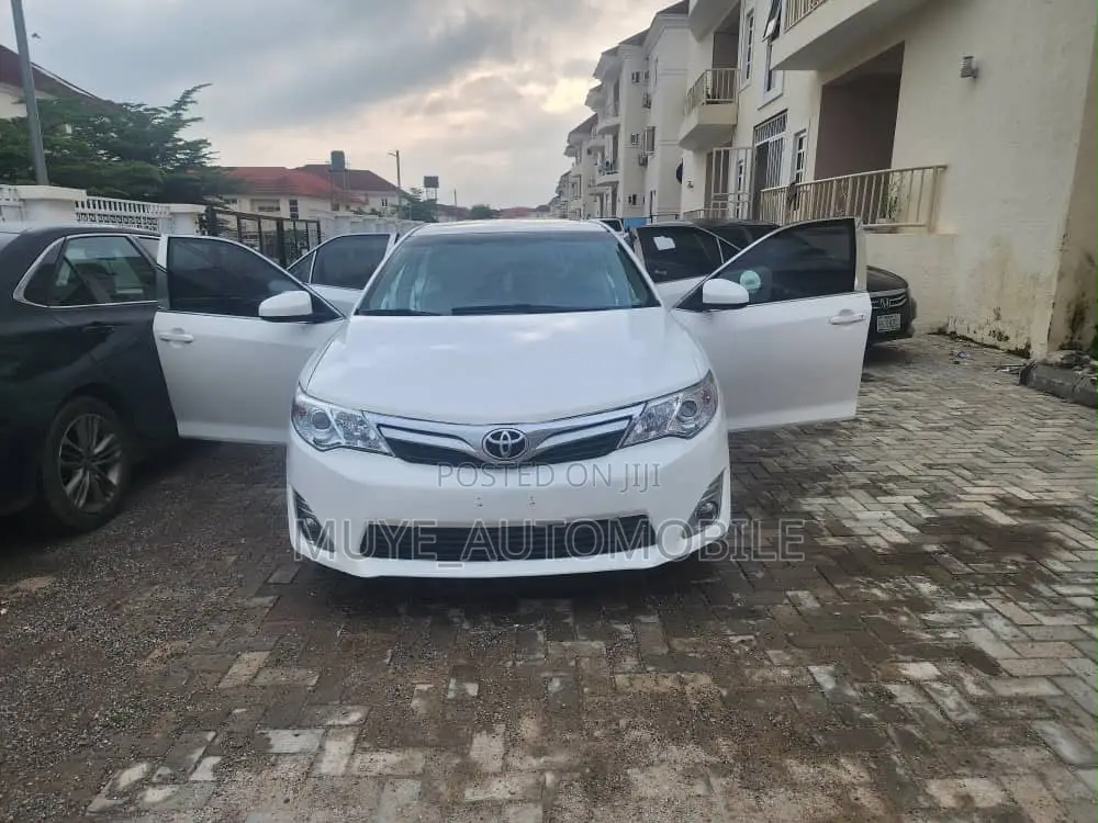 Toyota Camry XLE 4dr Sedan (2.5L 4cyl 6A) 2014 White