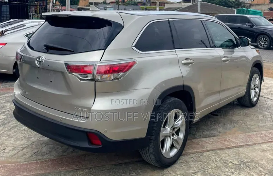 Toyota Highlander Limited Platinum 4dr SUV AWD (3.5L 6cyl 6A) 2014 Gold
