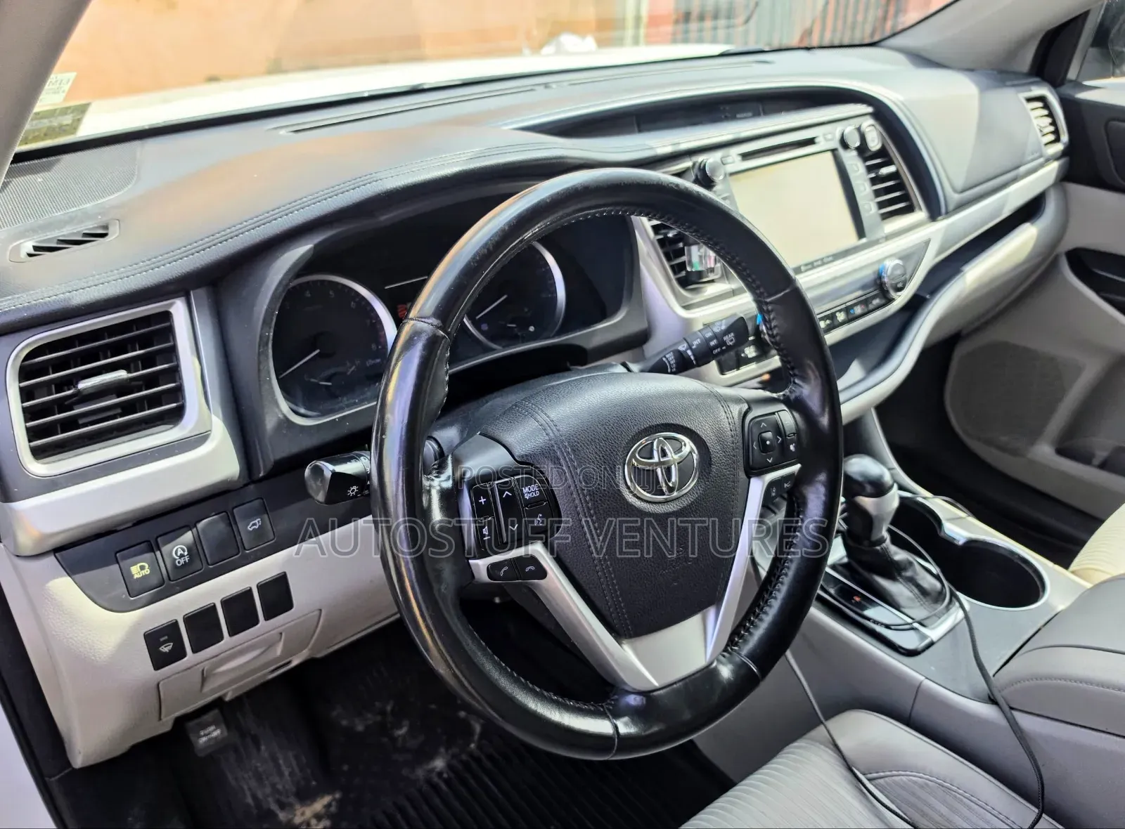 Toyota Highlander XLE 4x4 V6 (3.5L 6cyl 8A) 2017 White