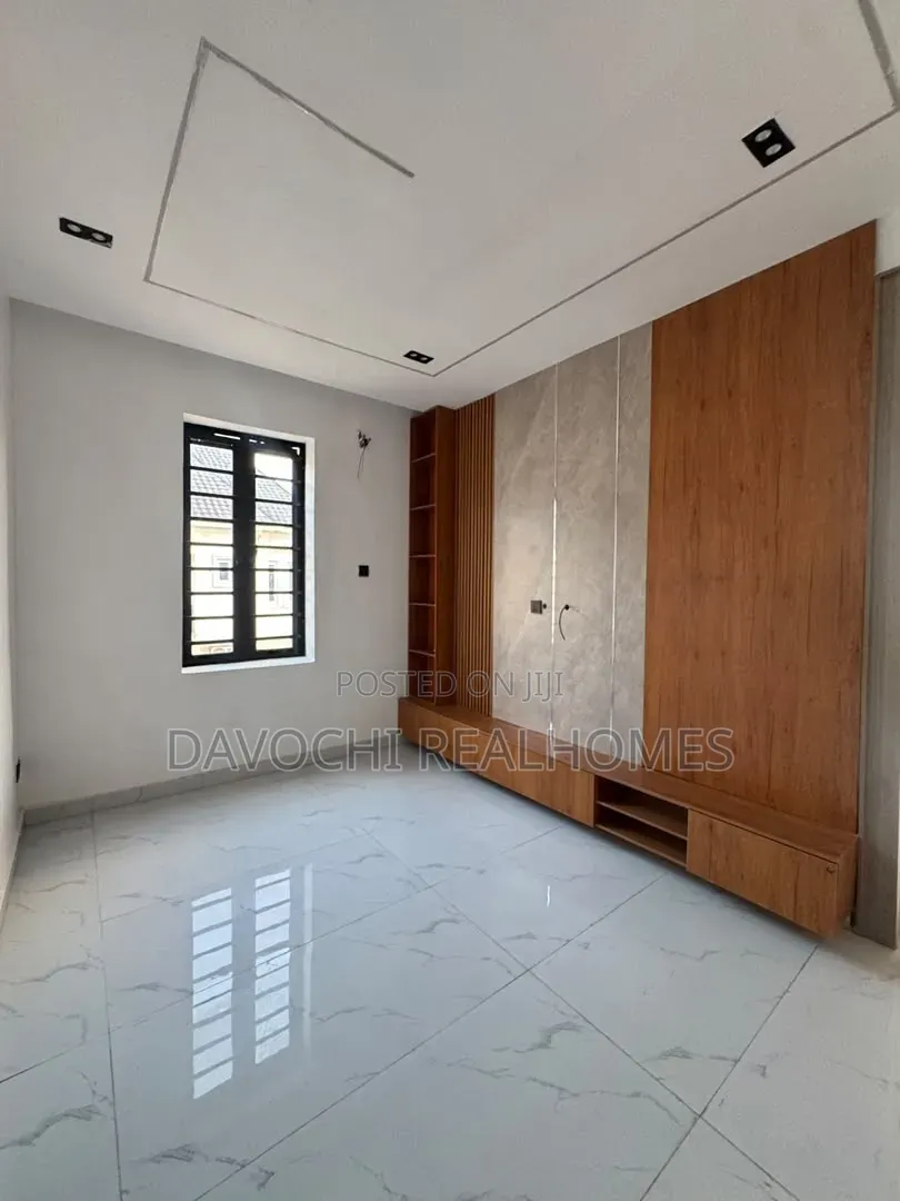5bdrm Duplex in Ikota for sale